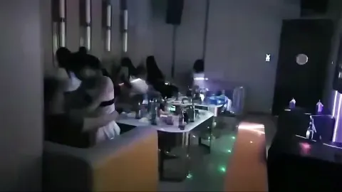 Đi Karaoke là phải nhún như vậy à