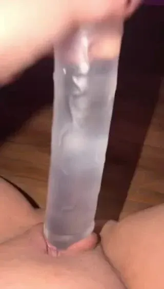 Đâm lút cán với sextoy trong suốt to và dài khiến em rên cực sướng