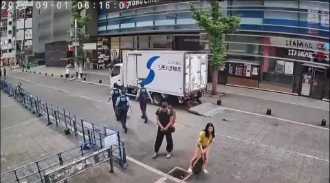 Chị gái mắc ỉa quá đành phải ỉa giữa đường, người ỉa ko ngại người nhìn sẽ ngại dùm.