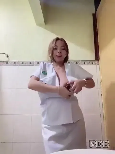Cô y tá vú to lồn múp thủ dâm móc lồn cho bệnh nhân xem