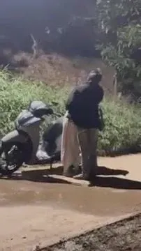 Quay lén thằng bạn chở b gái về nhà mà đứng hôn nhau lén lút mò vú ẻm ngoài đường