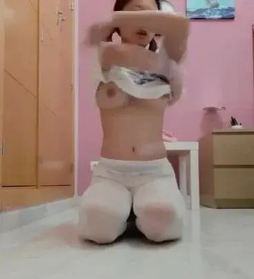 Em Gái mới lớn ở nhà nứng lồn quá thủ dâm cho sướng lồn